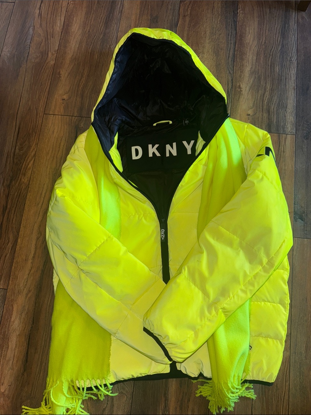 *WORN 1 TIME* DKNY Men’s Neon Yellow Hooded Puffer Jacket (Scarf Free Gift)